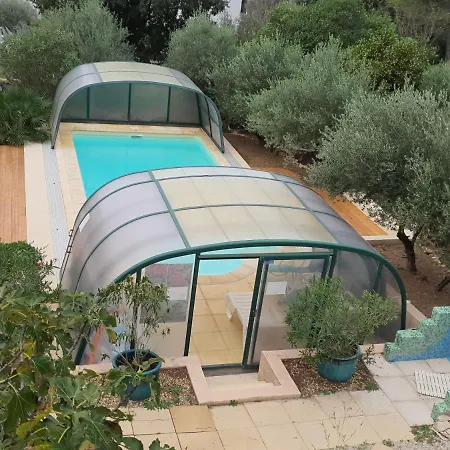 Des Masques Bed & Breakfast 3*