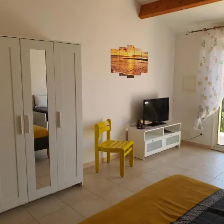 Des Masques Bed & Breakfast Aubais