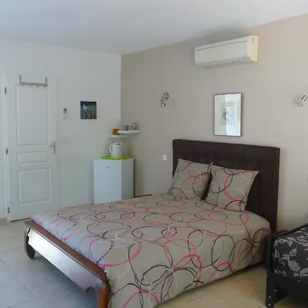 Des Masques Bed & Breakfast *