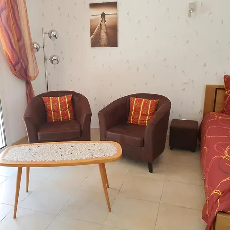 Des Masques Bed & Breakfast Aubais