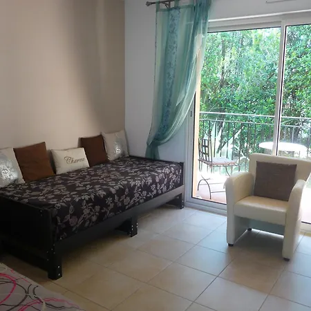Des Masques Bed & Breakfast Aubais